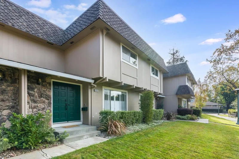 10123 Amador Oak, Cupertino, CA 95014