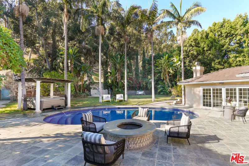 1253 Coldwater Canyon Drive, Beverly Hills, CA 90210