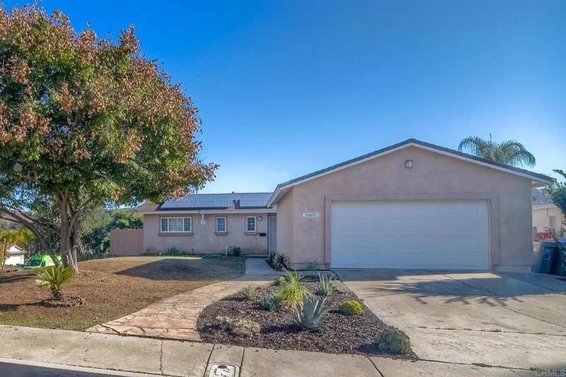 10095 Medina Dr, Santee, CA 92071