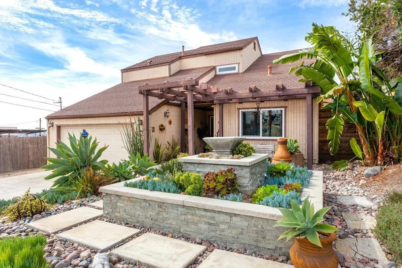 1857 Avocado, Oceanside, CA 92054