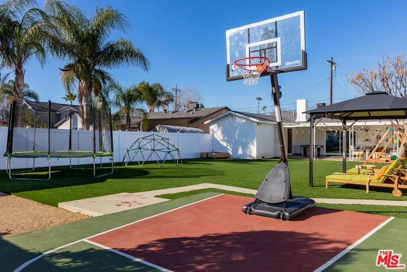 23030 Burbank, Woodland Hills, CA 91367