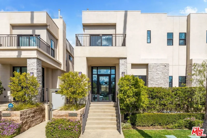 18725 Redwing, Tarzana, CA 91356