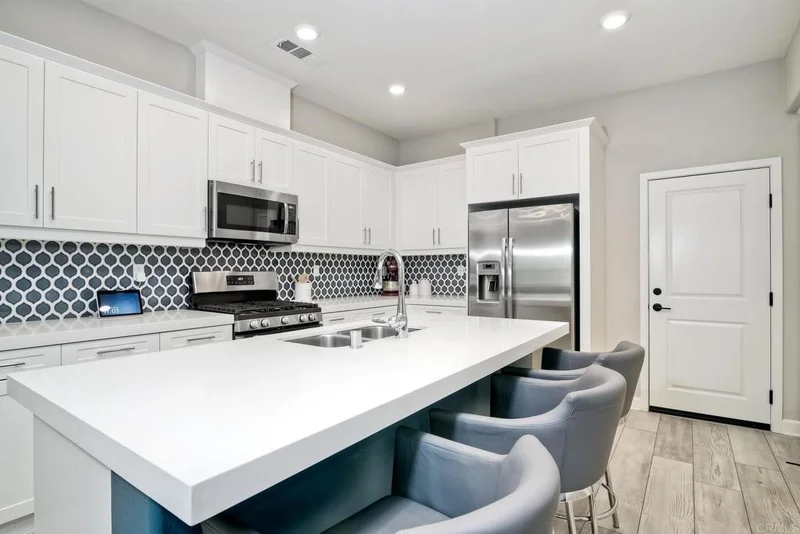 1133 Delpy View Pt, Vista, CA 92084