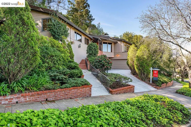 56 Sandringham Rd, Piedmont, CA 94611