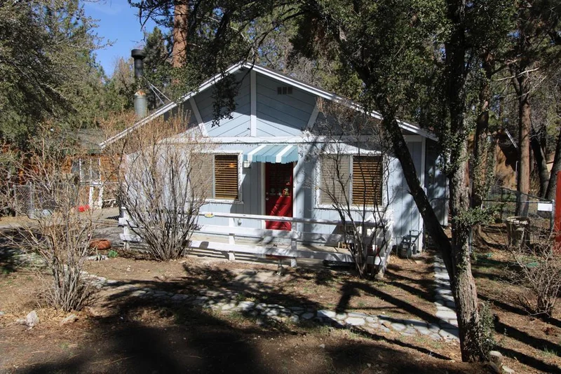 453 Holmes, Sugarloaf, CA 92386