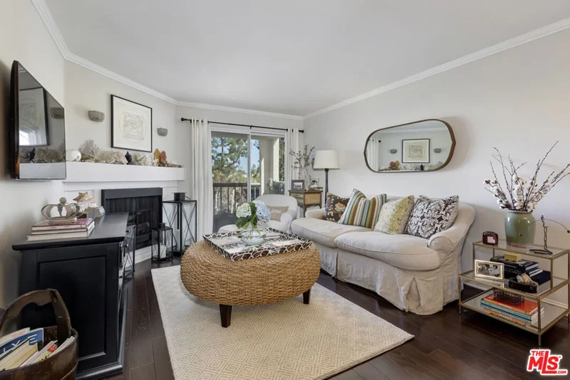 5530 Owensmouth #206, Woodland Hills, CA 91367