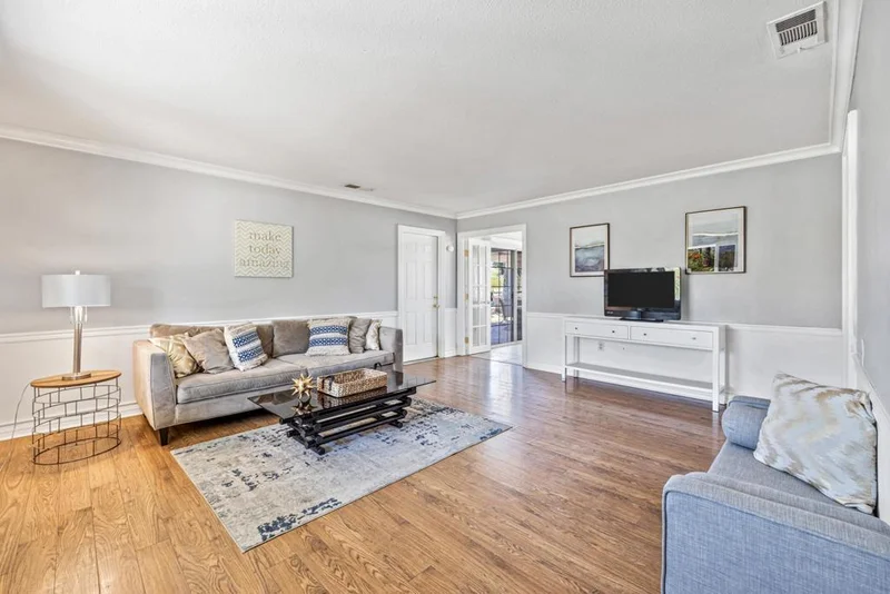 77180 New York, Palm Desert, CA 92211