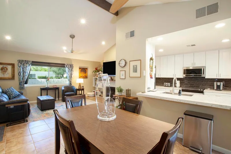 2250 Sunshine, Palm Springs, CA 92264