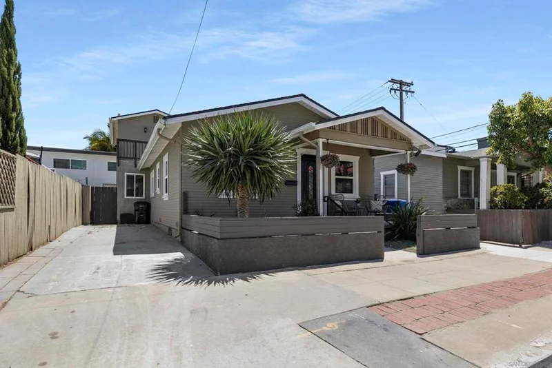 2333 Howard Ave photo 2