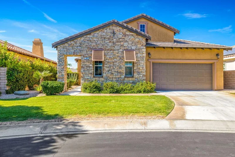 10 Loch Ness Lake, Rancho Mirage, CA 92270