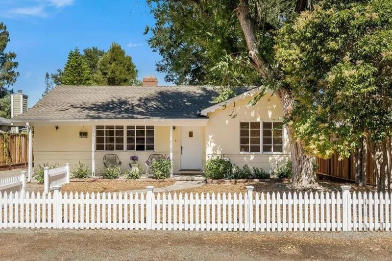852 La Para, Palo Alto, CA 94306