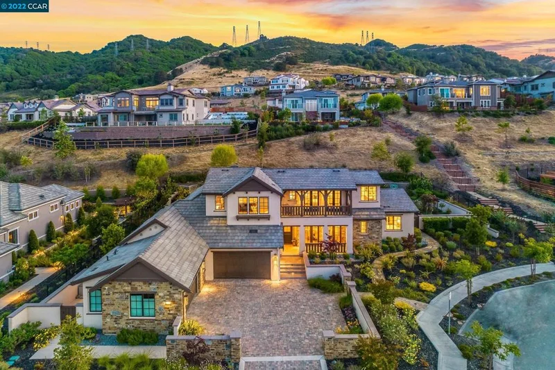 26 Paintbrush Ln, Orinda, CA 94563