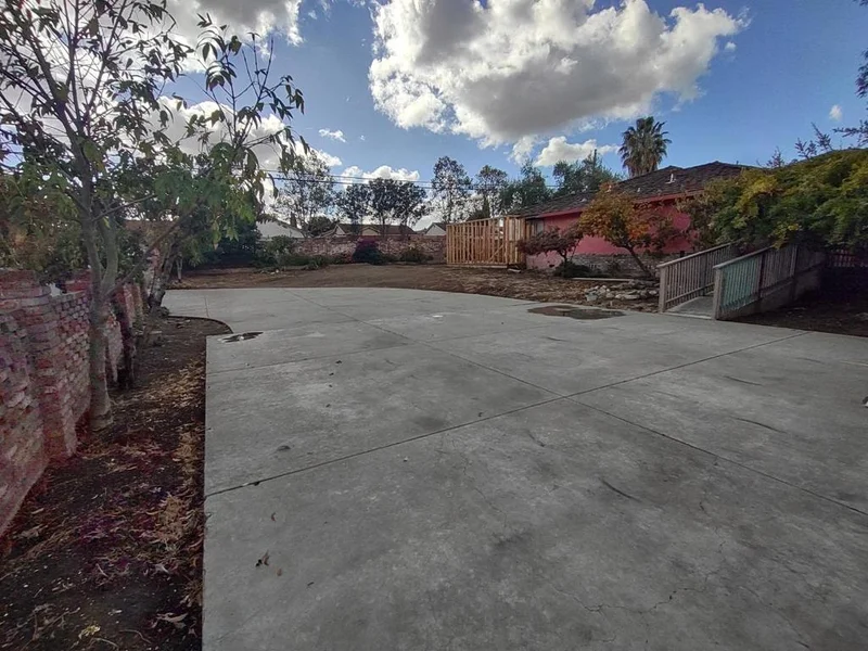 1670 Hillcrest Road photo 2