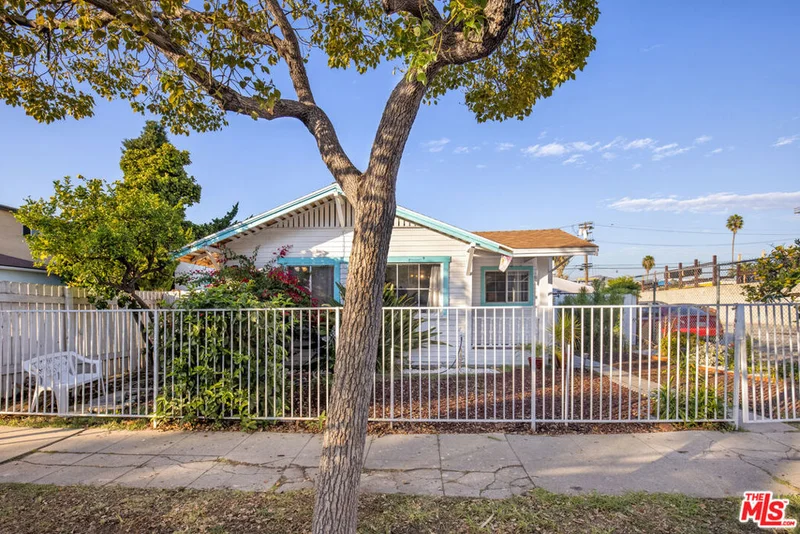 6021 Romaine Street photo 2
