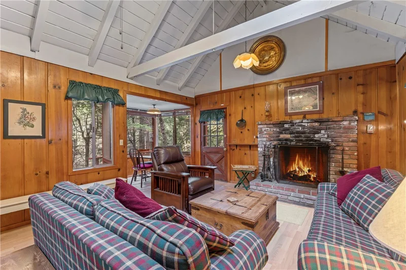 465 Blue Jay Canyon, Blue Jay, CA 92317