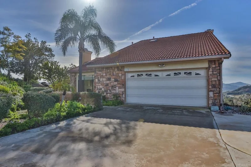 1137 Avocado Summit Dr, El Cajon, CA 92019
