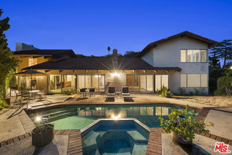 5239 Los Hermosos, Los Angeles, CA 90027