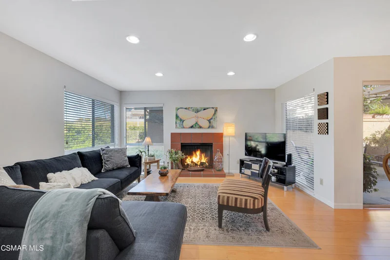 6246 Sunnycrest, Oak Park, CA 91377