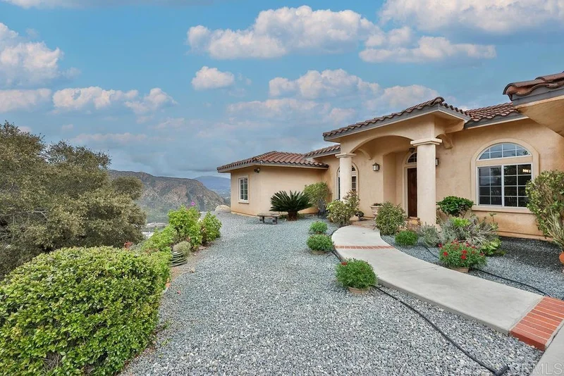 1152 Stoneridge, El Cajon, CA 92021
