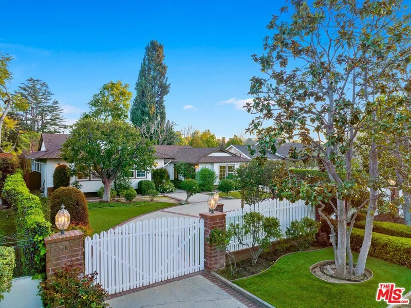 23040 Collins, Woodland Hills, CA 91367