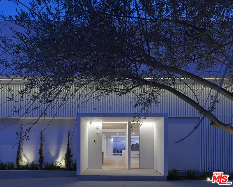 7946 Oceanus Drive, Los Angeles, CA 90046