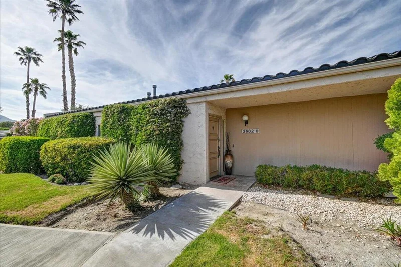 2602 Whitewater Club Dr #B, Palm Springs, CA 92262