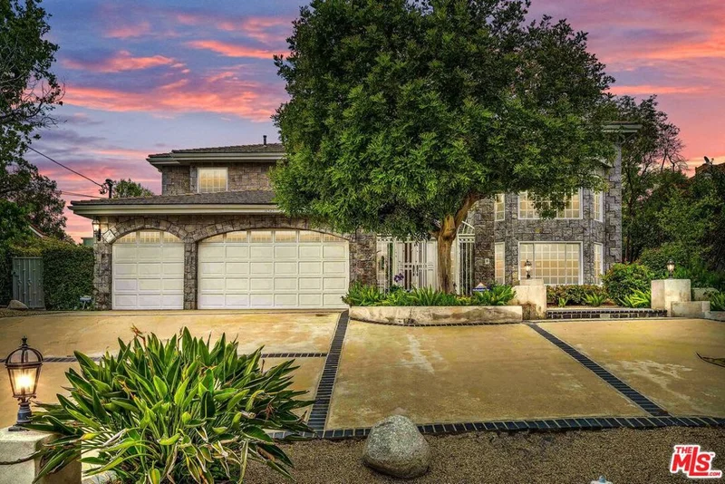 18425 Wells, Tarzana, CA 91356