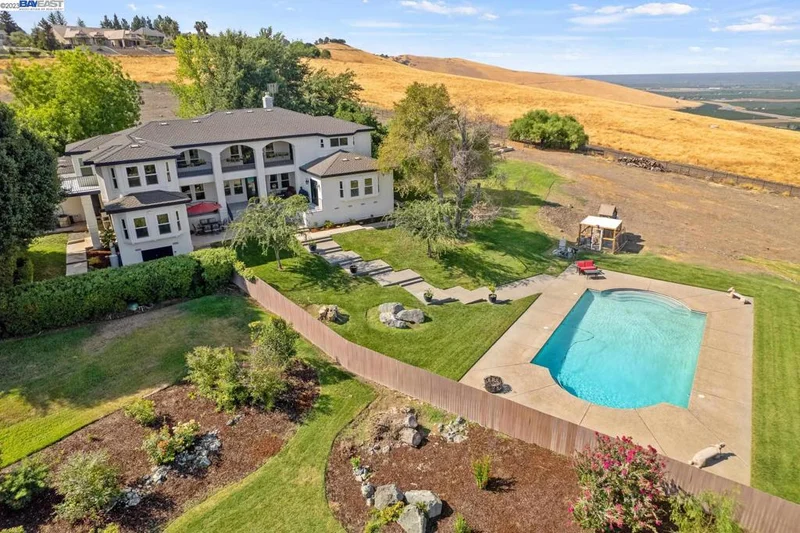 186 High Sierra Dr, Exeter, CA 93221