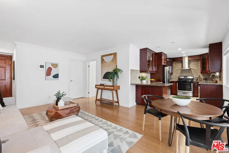 1154 S Barrington Avenue 212, Los Angeles, CA 90049