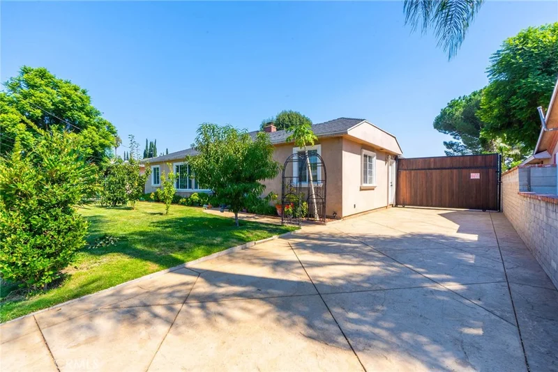 8546 Woodley, North Hills, CA 91343