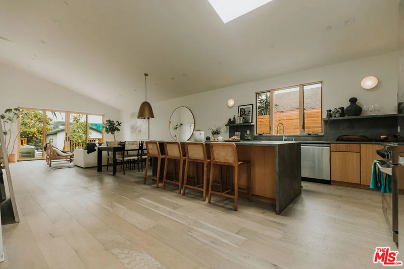 5136 Victoria, Los Angeles, CA 90043