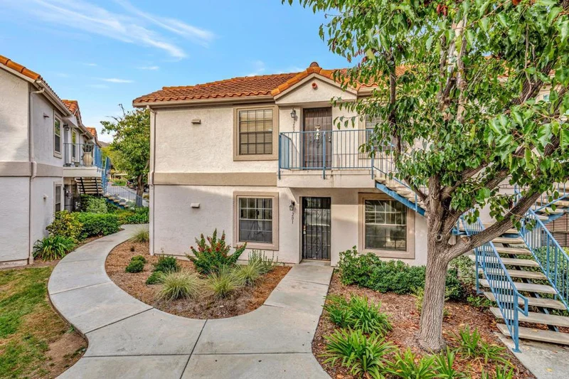 10357 Azuaga #201, San Diego, CA 92129