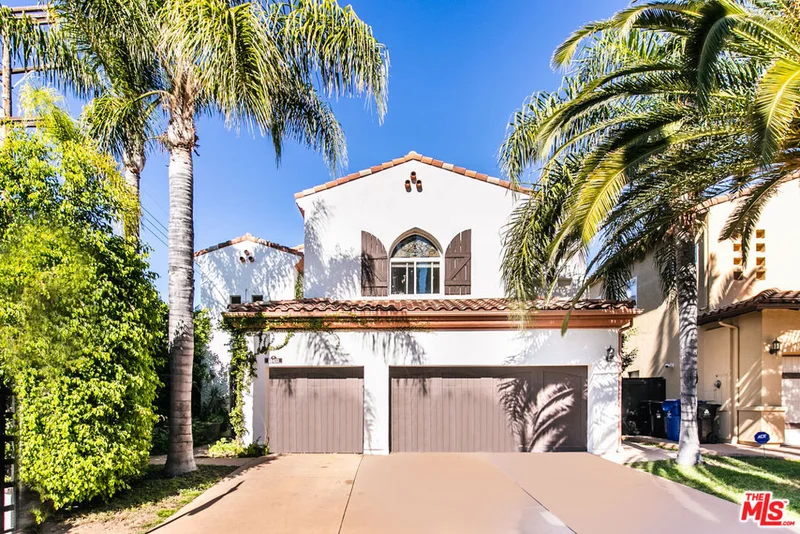 18451 Sunny, Tarzana, CA 91356