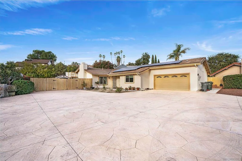 1040 Country Club Ln, Escondido, CA 92026
