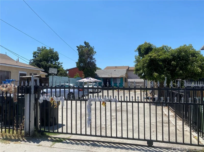 7533 Maie Avenue photo 2