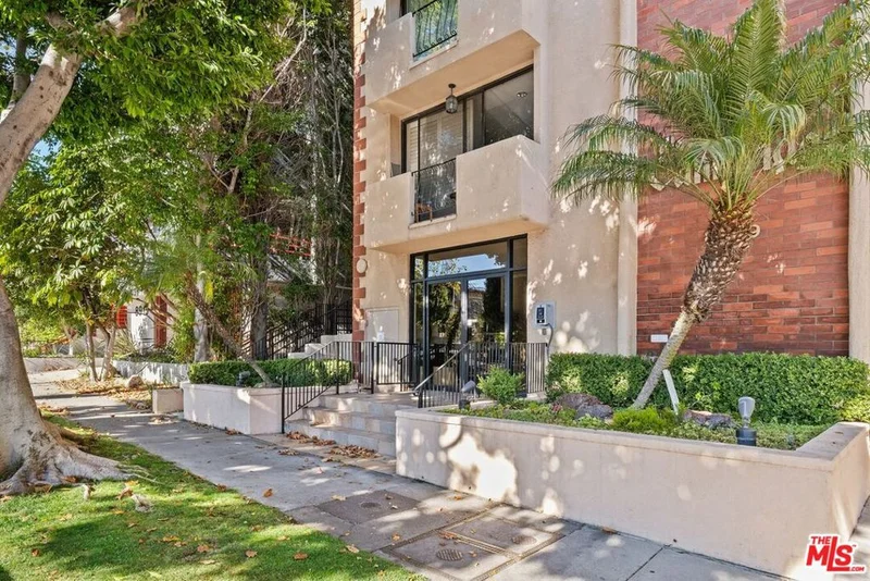 8909 Burton #410, Los Angeles, CA 90048