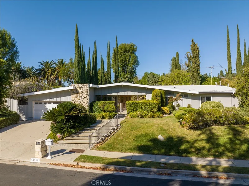 18839 La Amistad, Tarzana, CA 91356