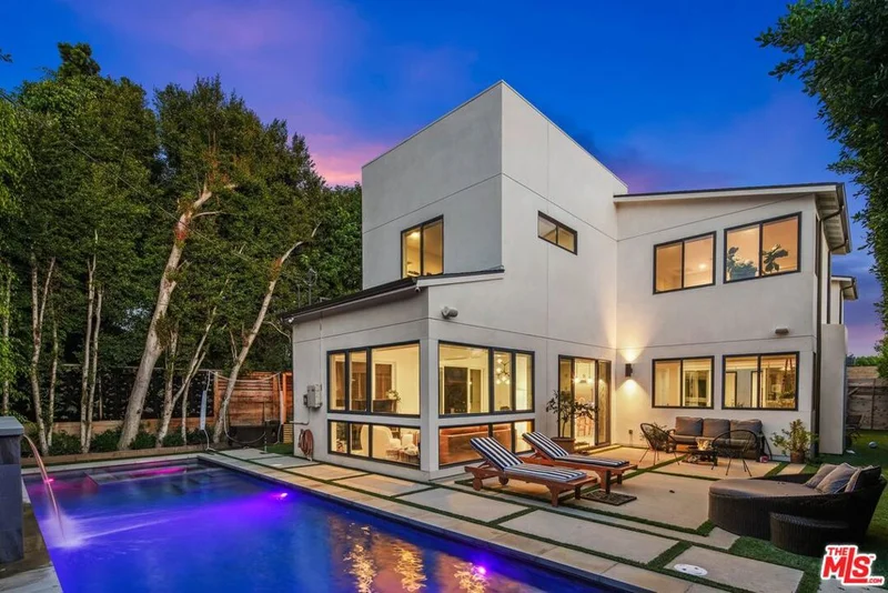 11907 Pacific, Los Angeles, CA 90066