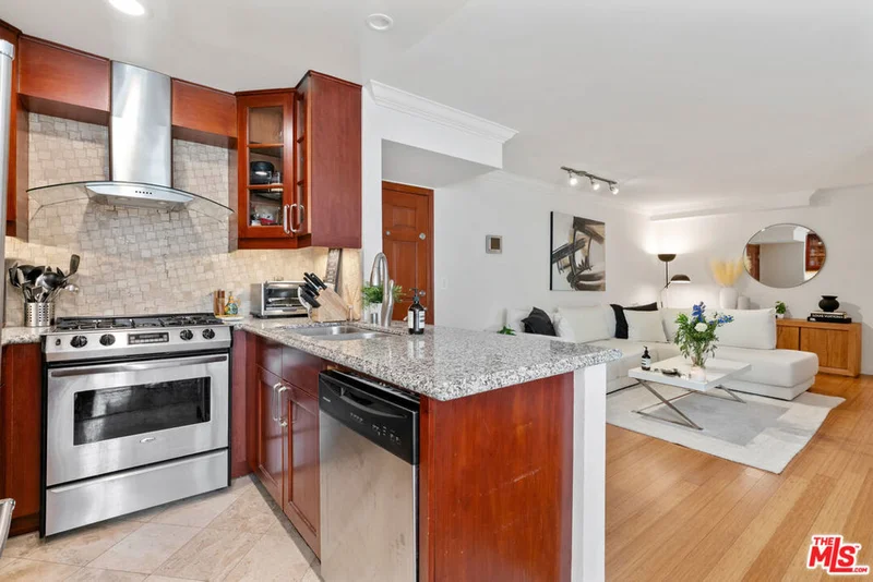 1154 Barrington #210, Los Angeles, CA 90049