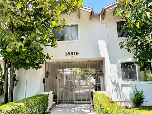 18619 Collins #F23, Tarzana, CA 91356