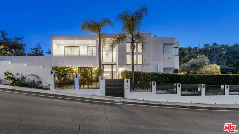 3020 Dona Emilia, Studio City, CA 91604