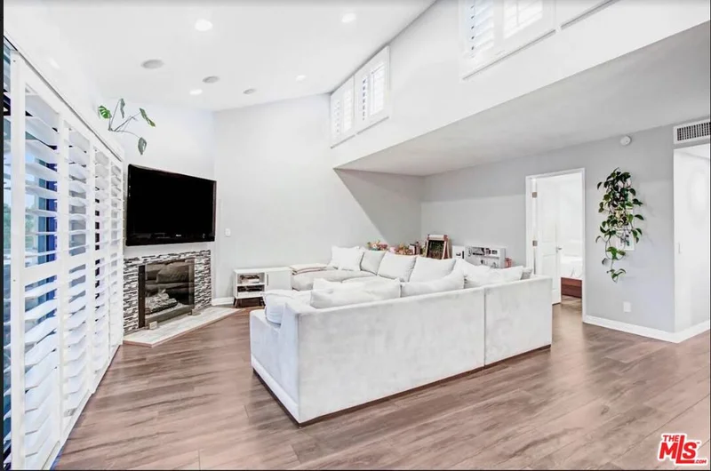 4542 Willis #302, Sherman Oaks, CA 91403