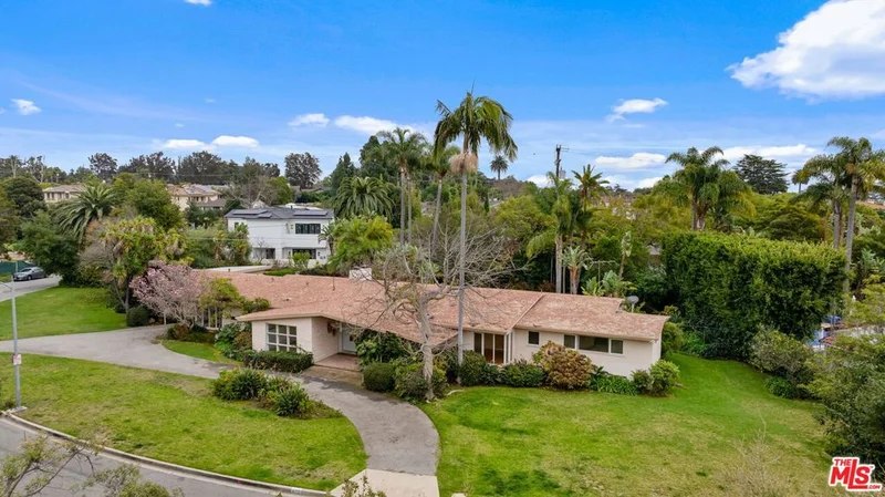 858 Woodacres, Santa Monica, CA 90402