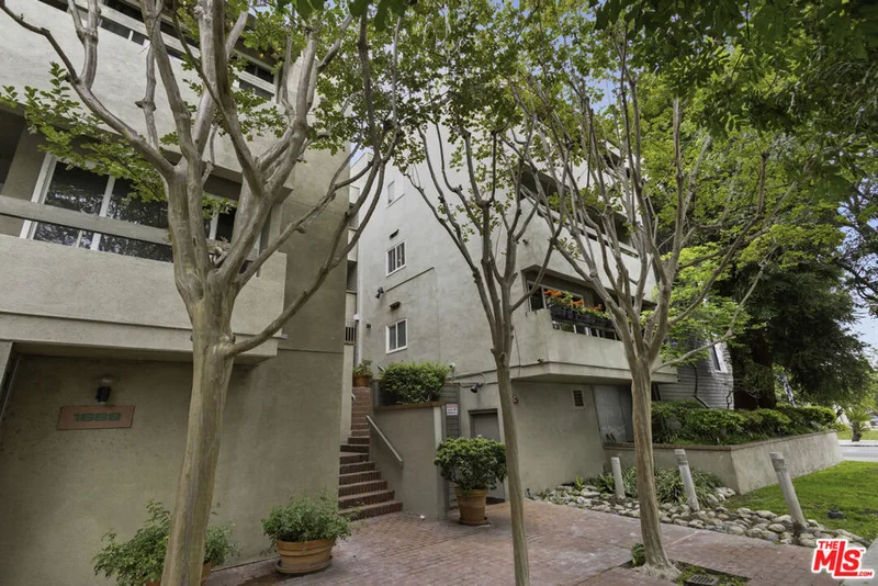 1888 Greenfield #201, Los Angeles, CA 90025