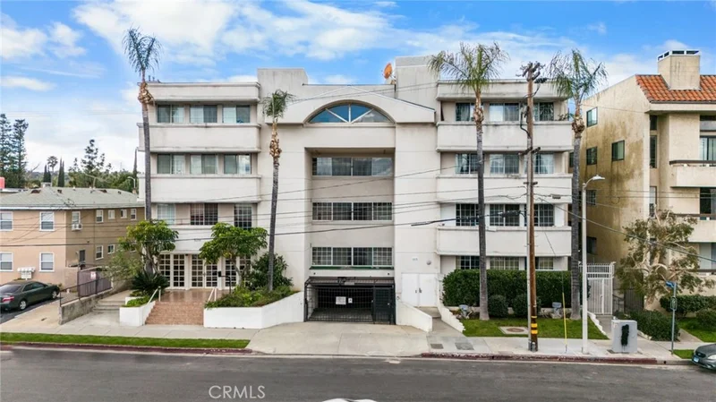 5219 Newcastle #302, Encino, CA 91316