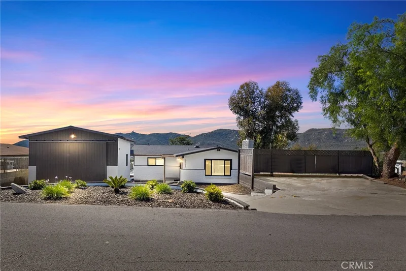 25755 Hillcrest, Escondido, CA 92026