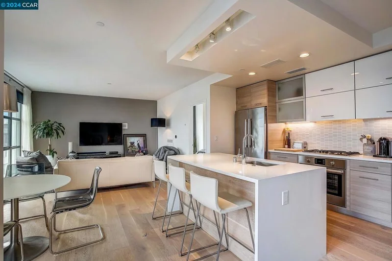 451 Donahue St #501, San Francisco, CA 94124