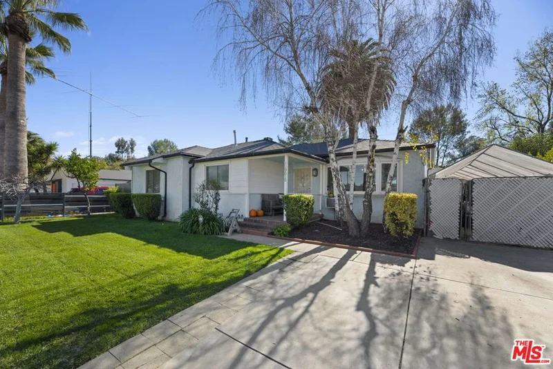 19010 Bessemer, Tarzana, CA 91335
