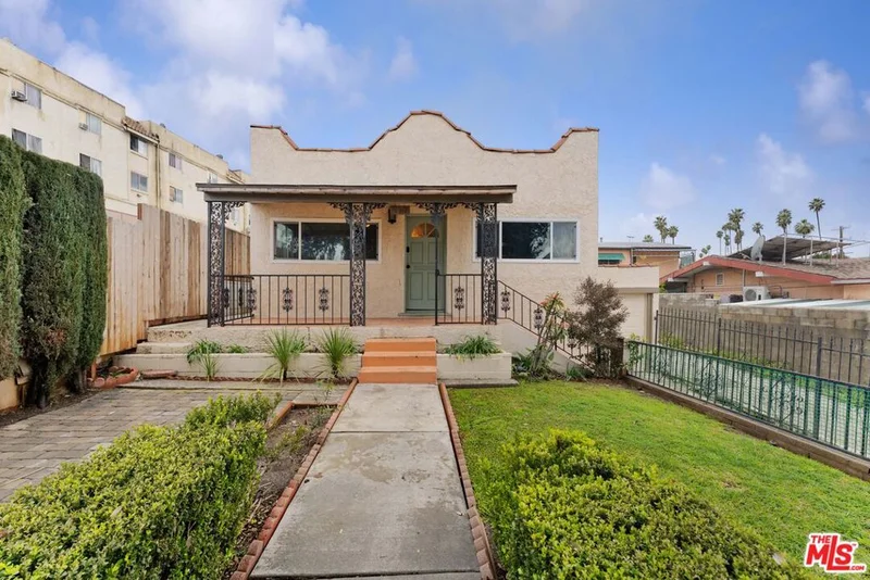 5162 Oakland, Los Angeles, CA 90032