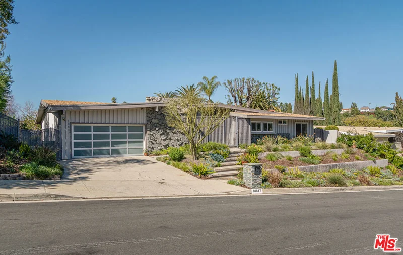 18847 La Amistad, Tarzana, CA 91356